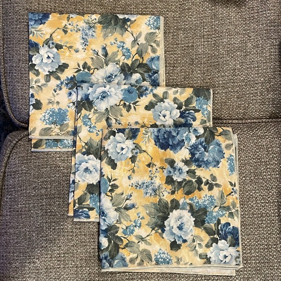 3 placemats and 3 matching fabric napkins - Picture 2 of 4